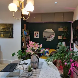 https://bright-spacious-apartment-in-the-park.cambridgehotelsuk.com